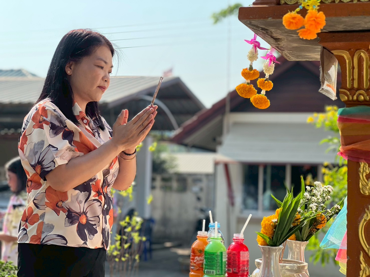 title - ส.ป.ก. ยโสธร จัดพิธีเจริญพระพุทธมนต์ทำบุญถวายภัตตาหารเพลแด่พระสงฆ์ พิธีสักการะศาลเจ้าที่และสิ่งศักดิ์สิทธิ์ประจำสำนักงาน เนื่องในเทศกาลวันขึ้นปีใหม่ไทย